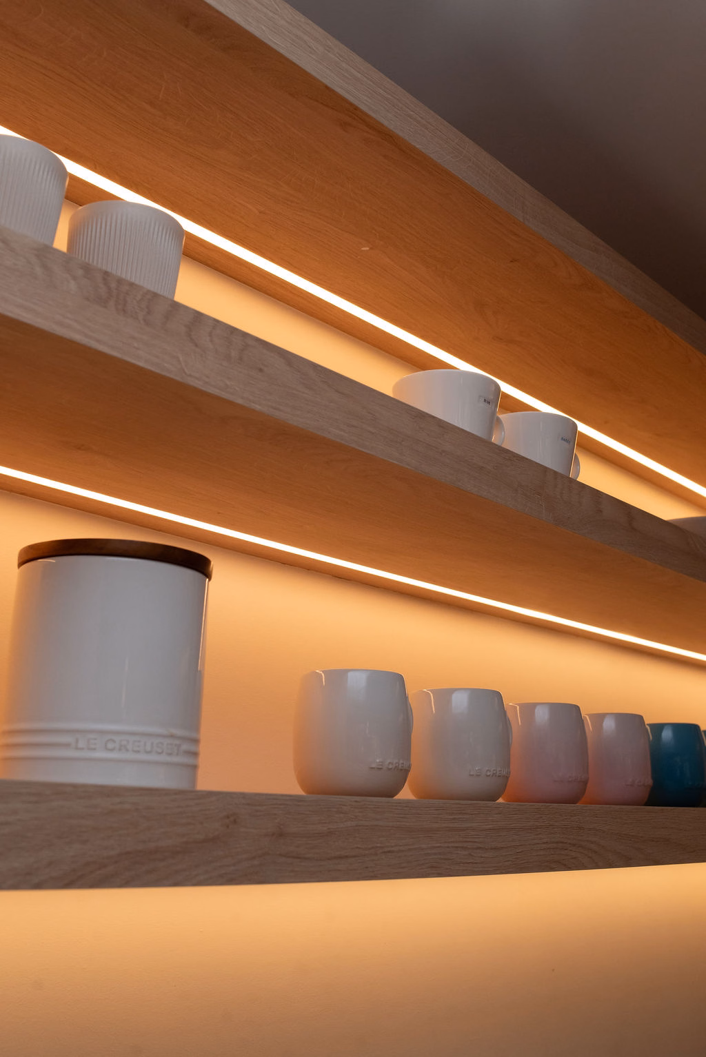 villa-barefoot-floating-kitchen-shelves-led-lighting